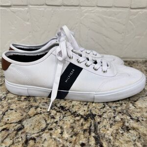 Tommy Hilfiger Mens 10.5 classic White and Navy Sneakers